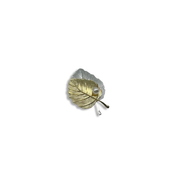 Leaf pearl brooch